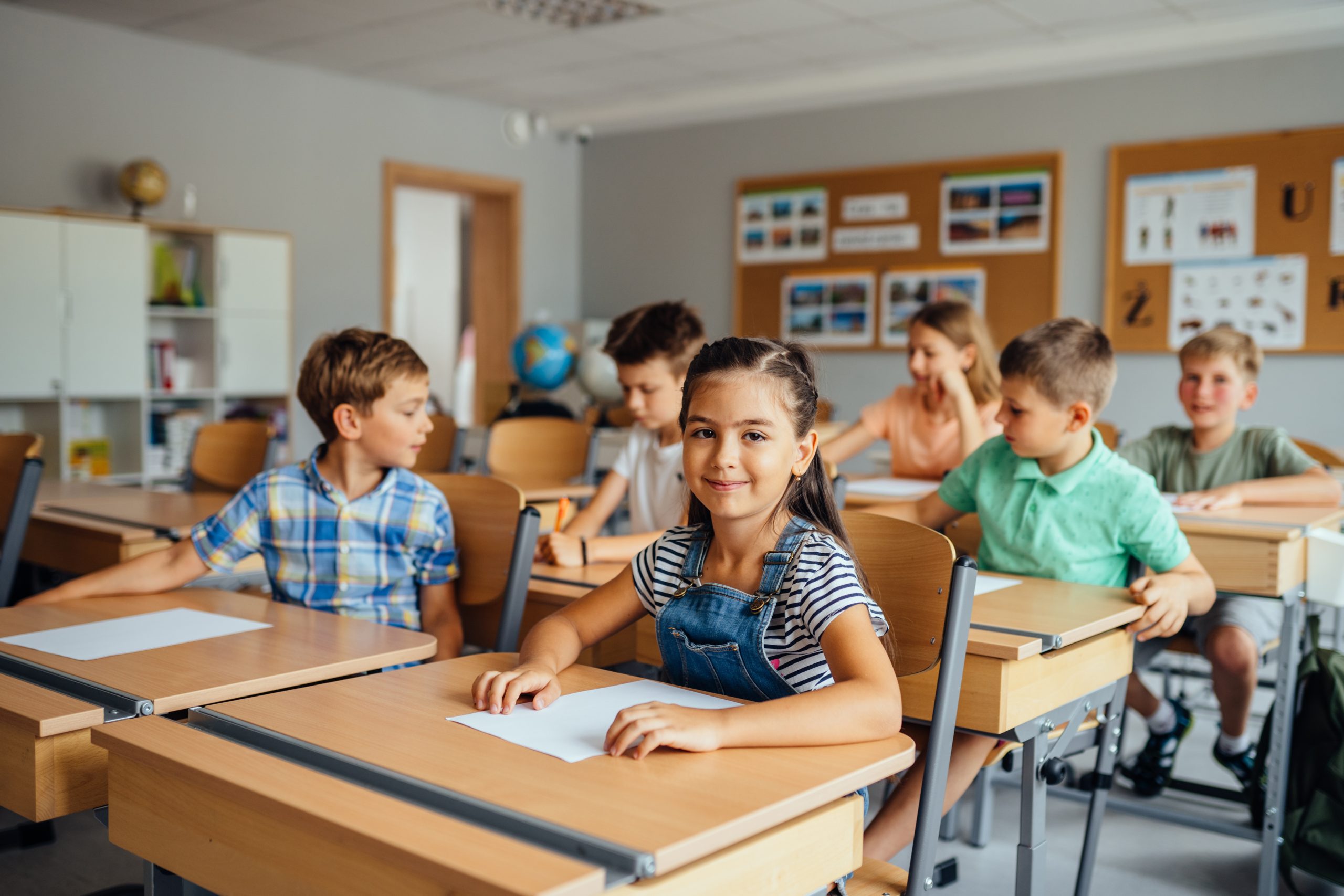 Children in classroom for Davie school lice policy guidance