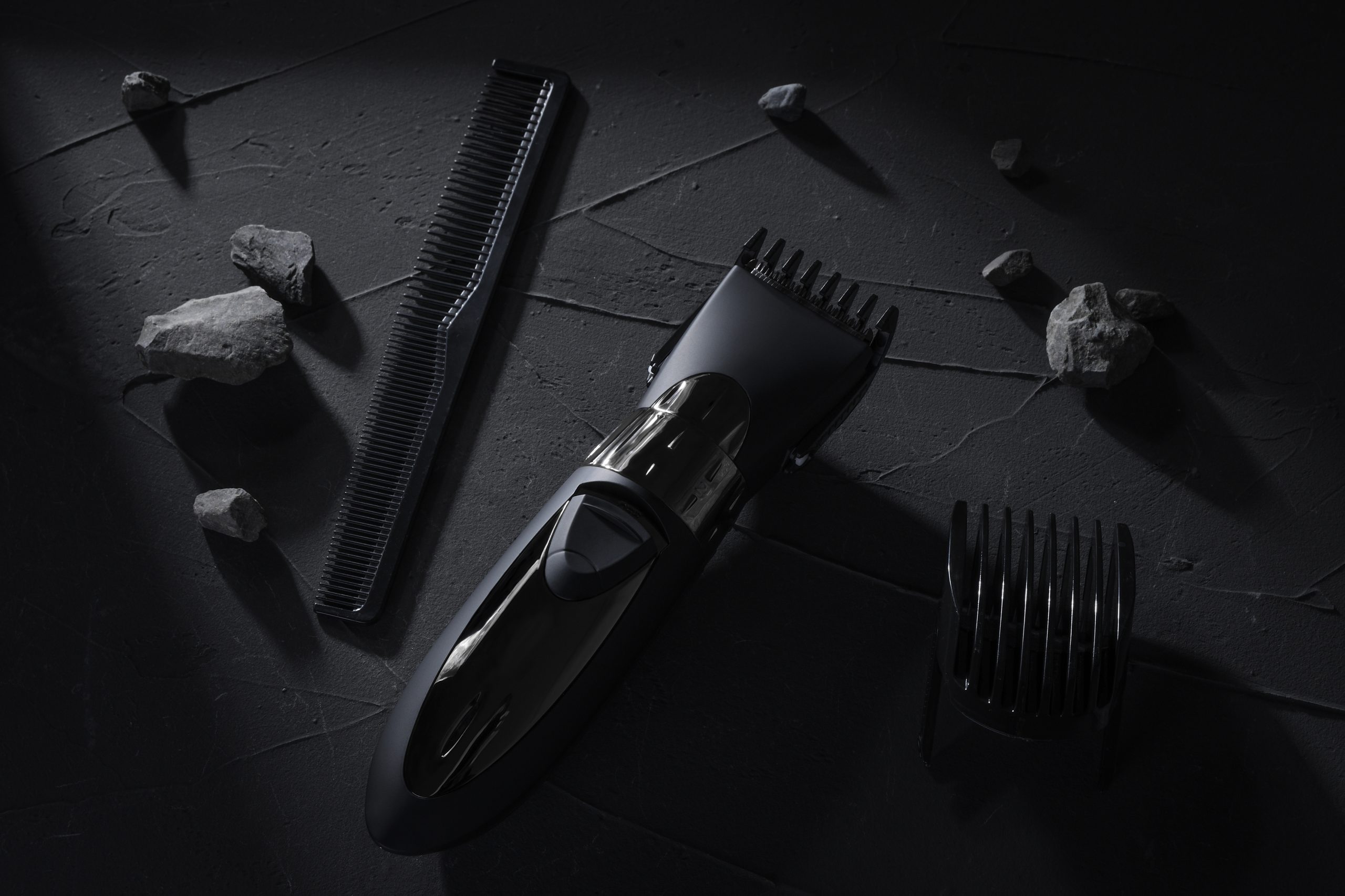 Hair clippers and comb for an article about whether shaving removes head lice