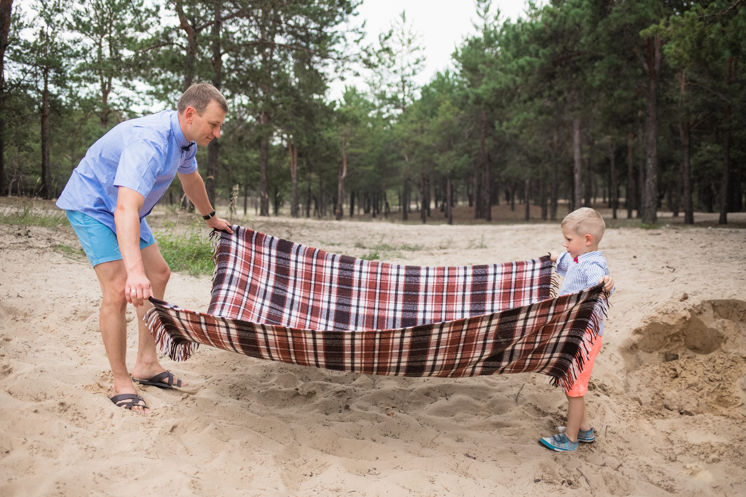 Family on a beach trip for spring break lice prevention
